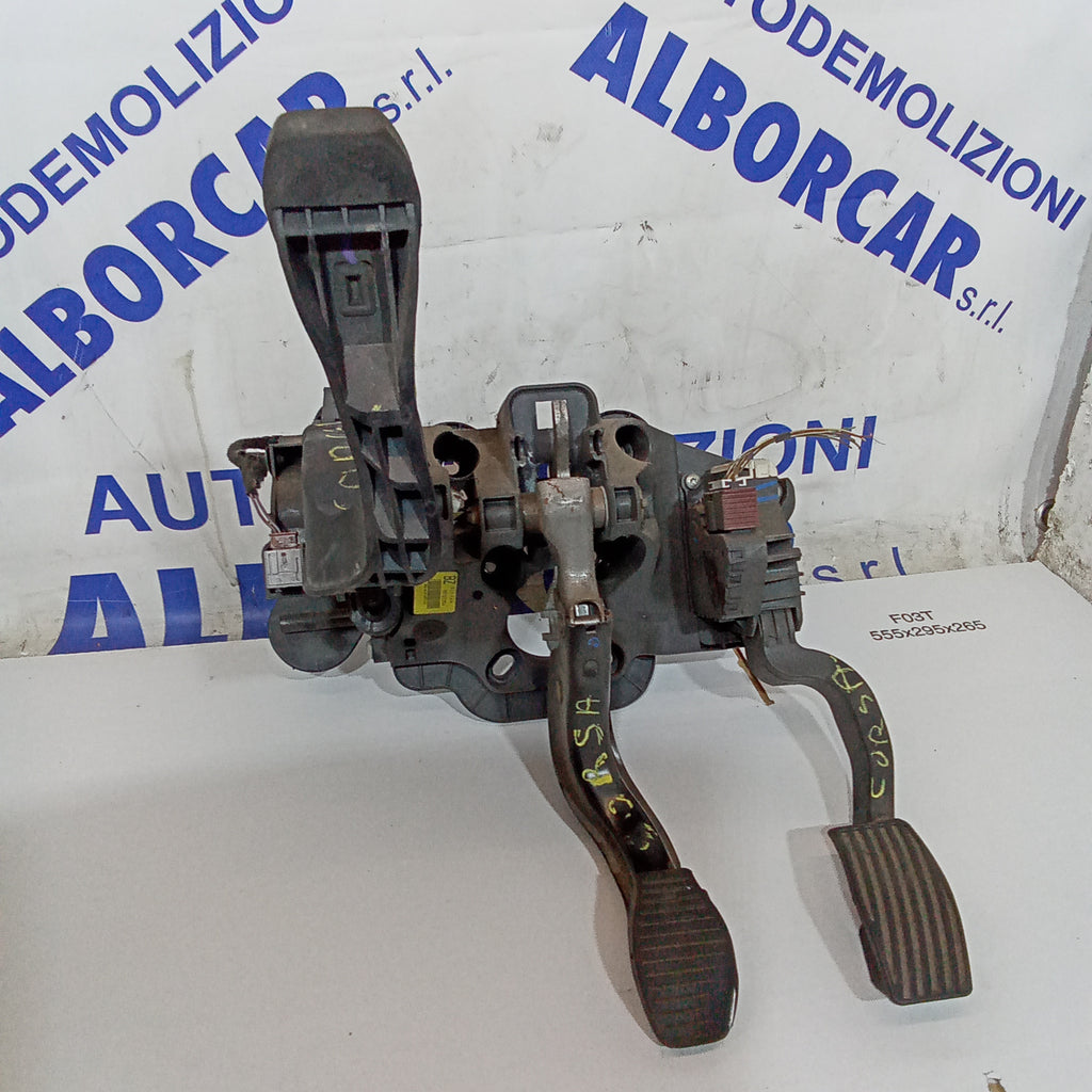 pedalera completa Opel Corsa 1.3 gasolina año 2012 cód. 55703354