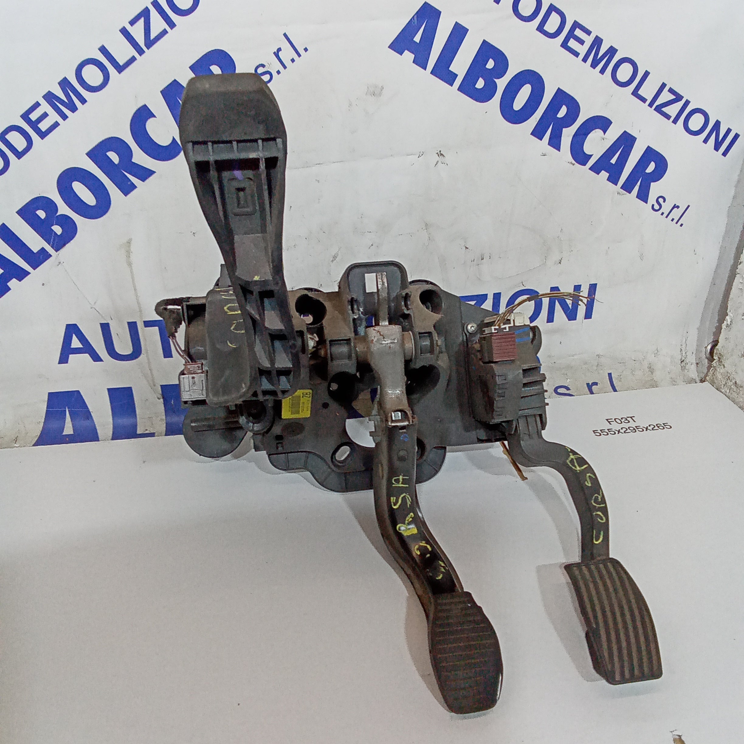 pedalera completa Opel Corsa 1.3 gasolina año 2012 cód. 55703354