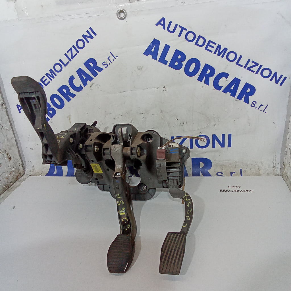 pedalera completa Opel Corsa 1.3 gasolina año 2012 cód. 55703354
