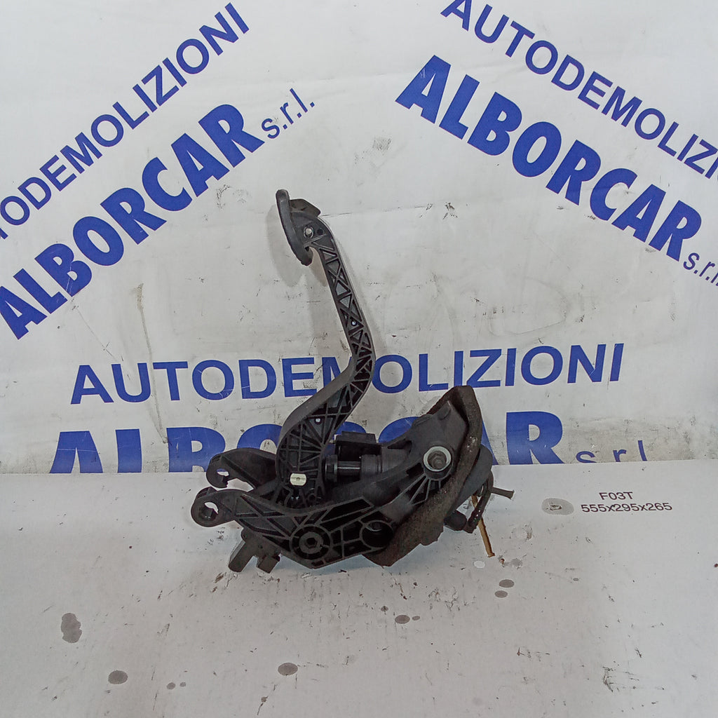 Pedale frizione ford fiesta 6 serie 1.4 benzina anno 2008/2017 codice AY117B633