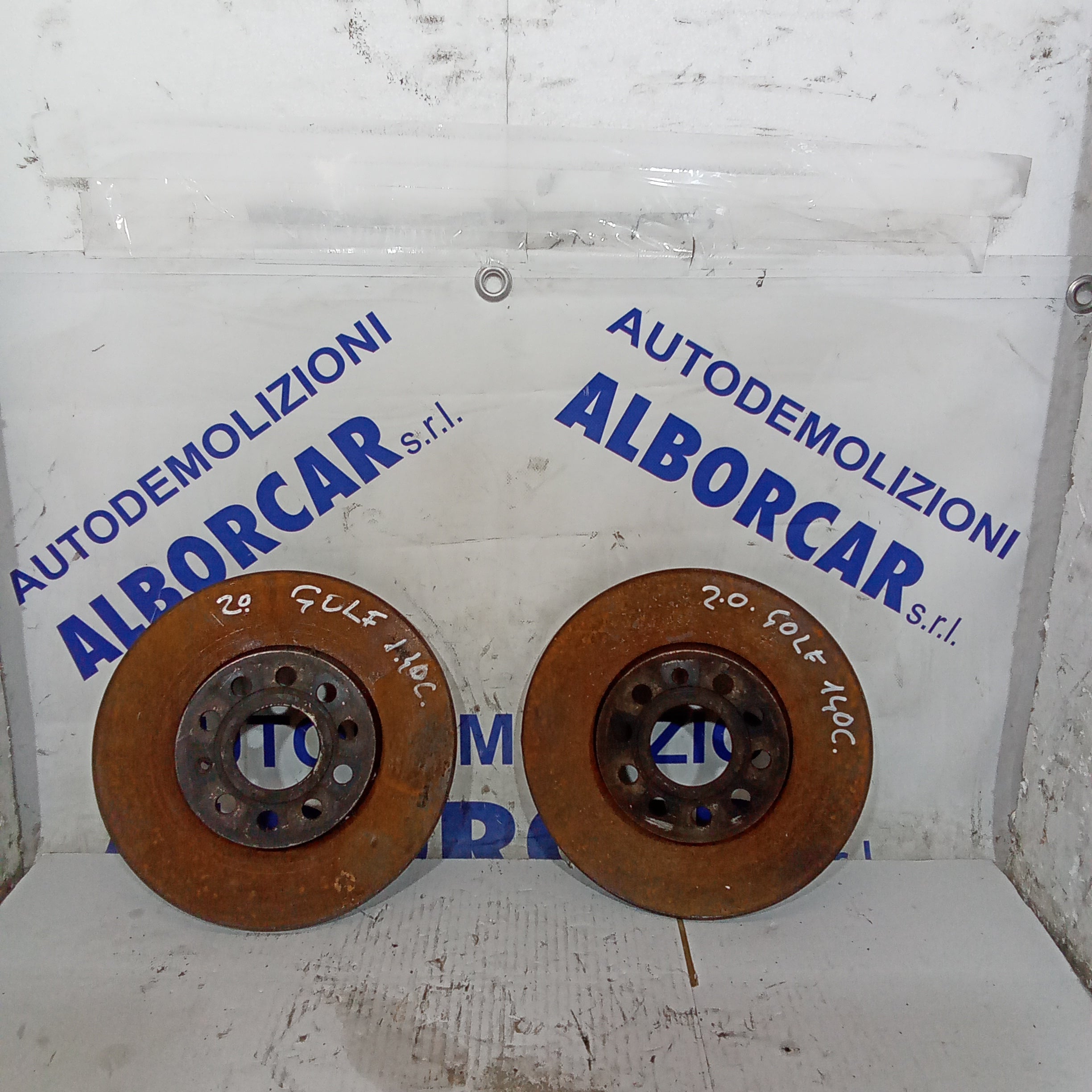 Discos de freno delanteros autoventilados Volkswagen Golf 5 140cv, se venden también individualmente.