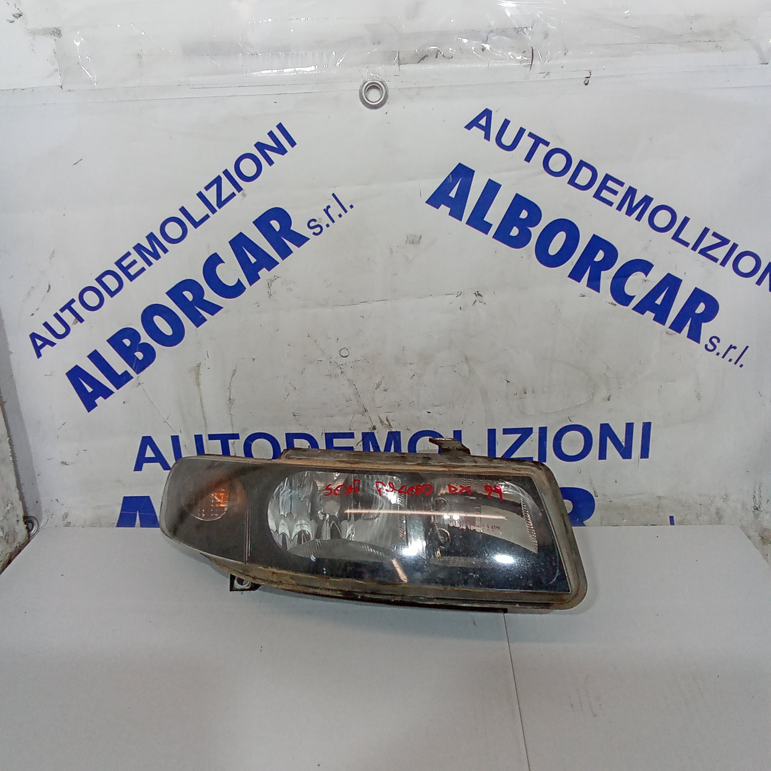 fanale faro anteriore destro  seat toledo anno 1999 (gancio posteriore rotto)