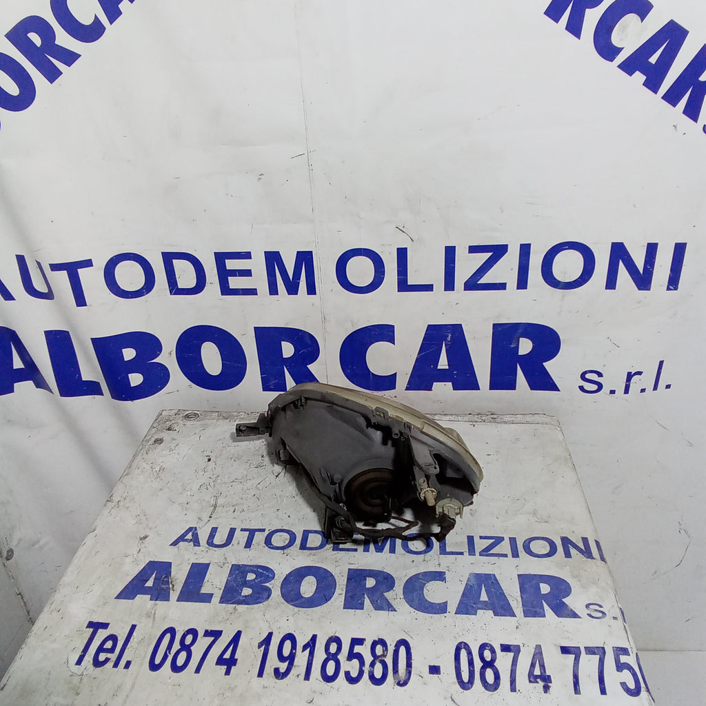 Faro delantero derecho Toyota Yaris año 2004