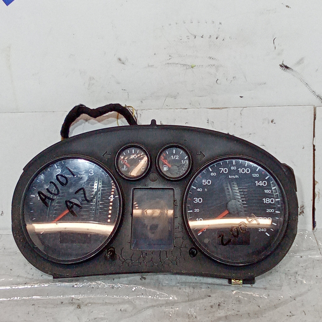 Cuadro de instrumentos/cuentakilómetros Audi A2 1.4TDI año 2004 8Z0920900