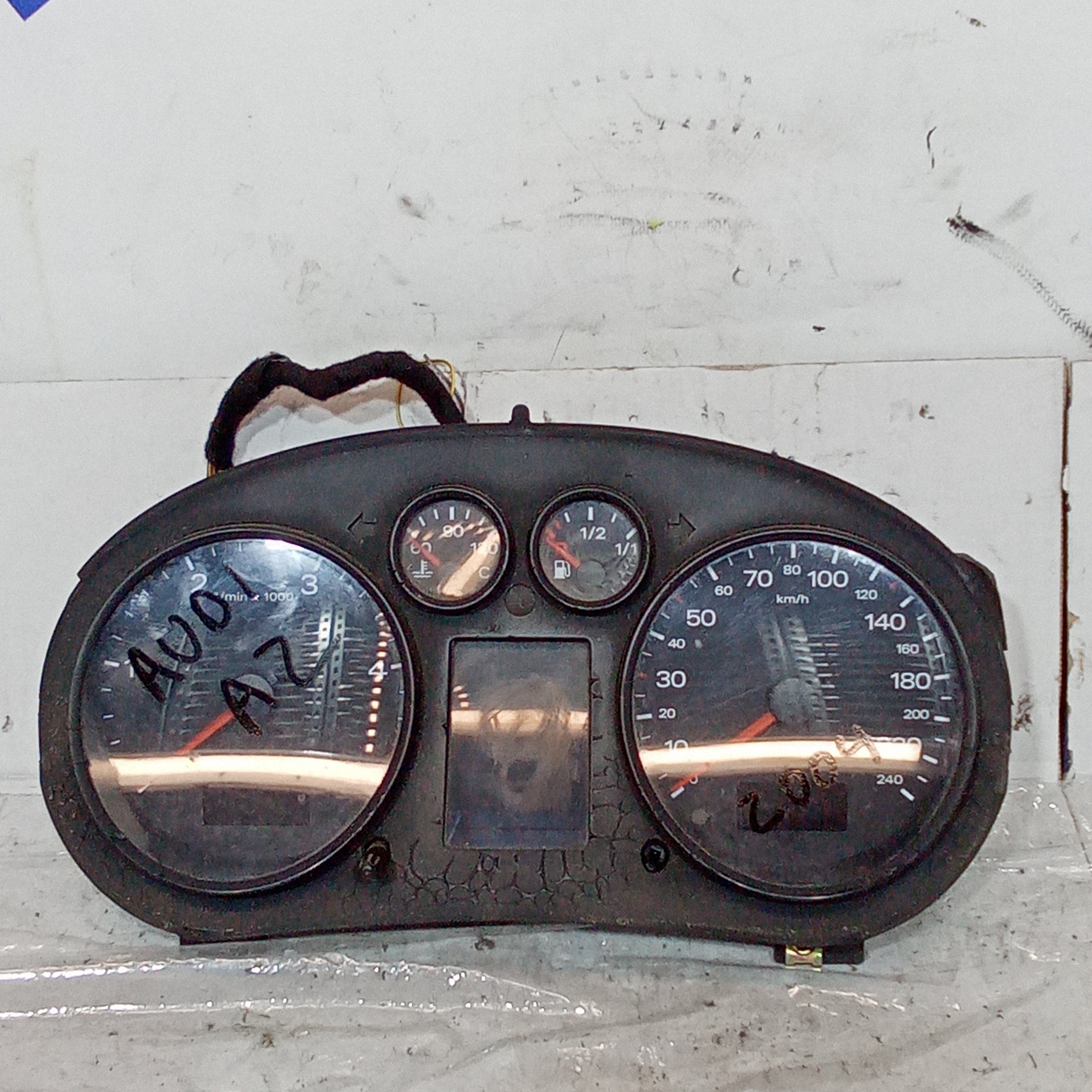 Cuadro de instrumentos/cuentakilómetros Audi A2 1.4TDI año 2004 8Z0920900