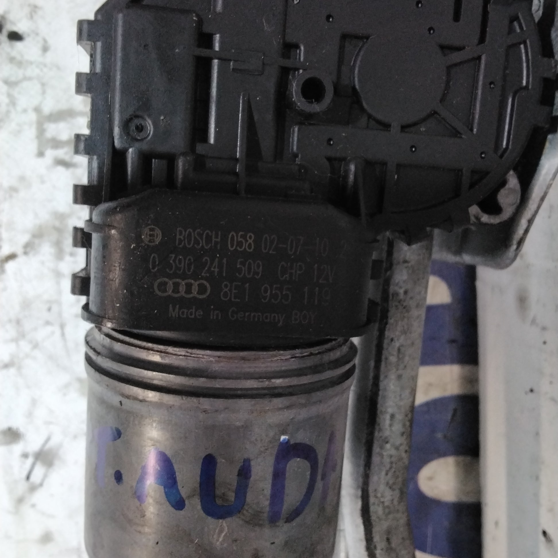 Motor del limpiaparabrisas delantero Audi A4 cód: 0390241509