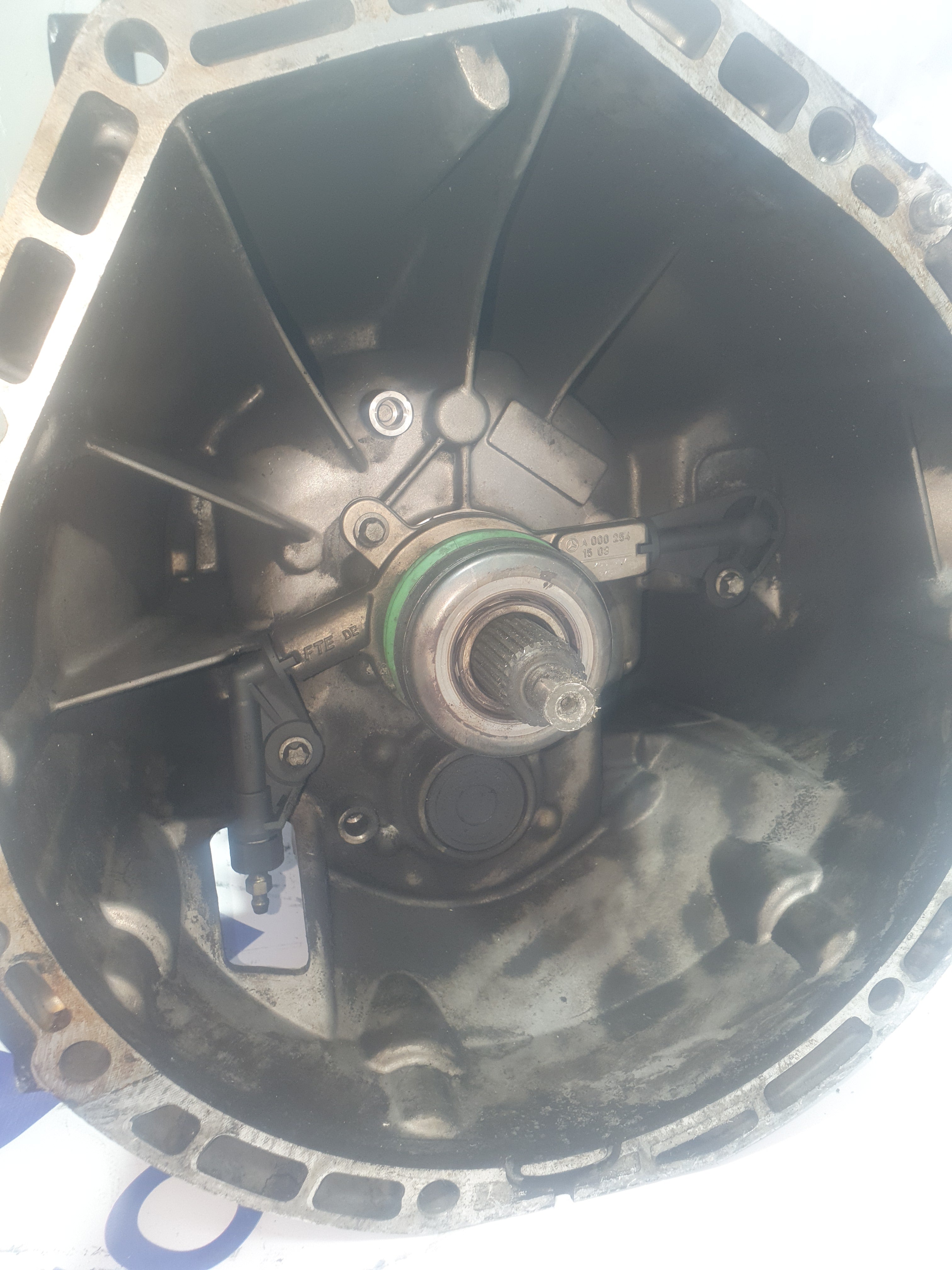 Mercedes C220 (w203) gearbox displacement: 2.2 CDI 16V 143hp 6-speed manual year: 2002/2004 code: 2032605301 (sf2)