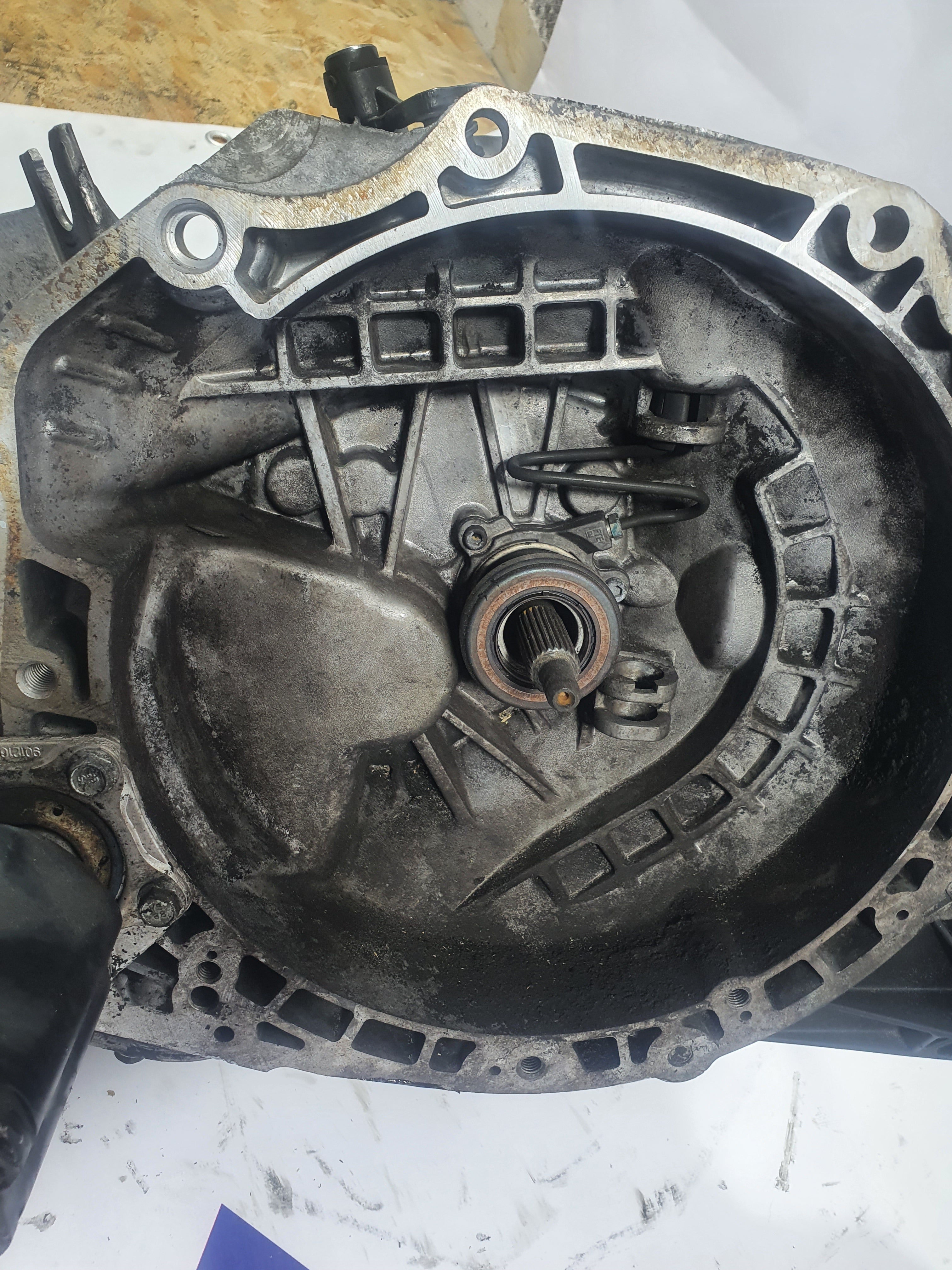 Chevrolet Cruze gearbox displacement: 1.8 manual 5-speed 104KW year: 2011 code: 96175844 (sf2)