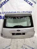 Portón trasero FORD Focus C-MAX año 2004 con un pequeño arañazo como se ve en la foto