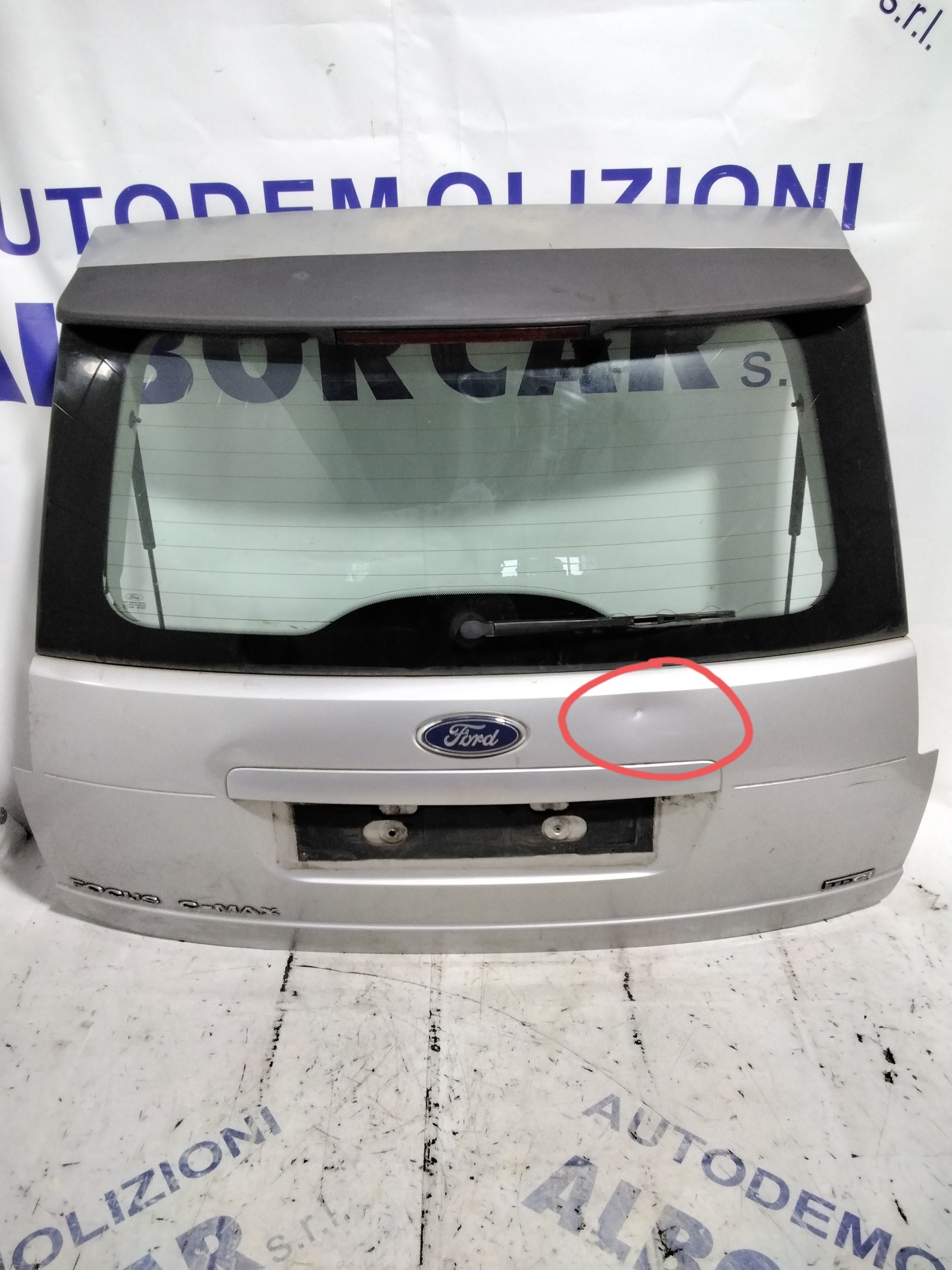 Portón trasero FORD Focus C-MAX año 2004 con un pequeño arañazo como se ve en la foto