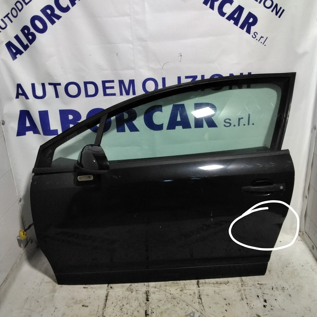 Front left door Citroen C4 3-door year 2006 (with a small mark/defect)