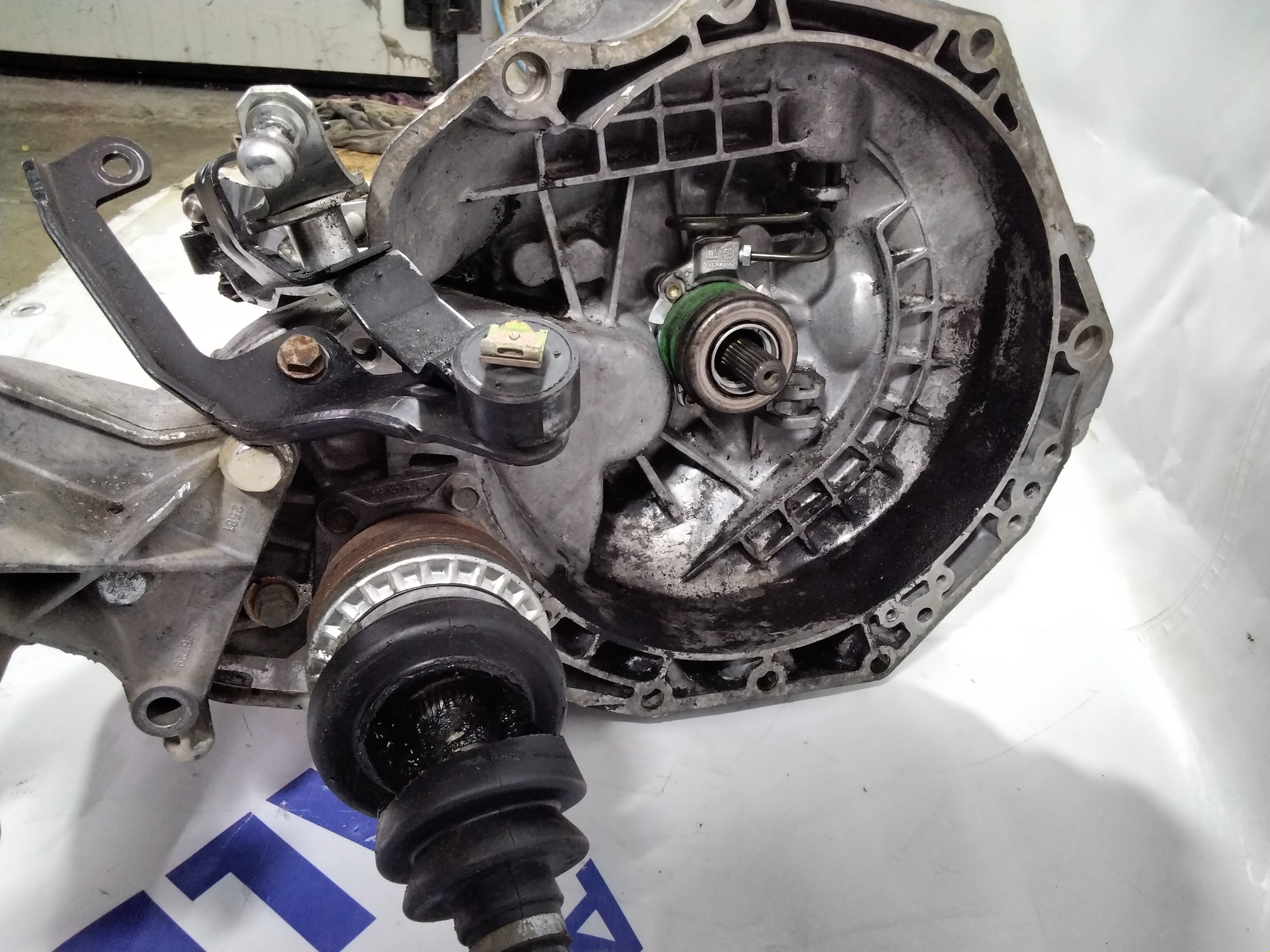 Opel Vectra 2.0 16v gearbox year 1997 code: 90523582 (sf:2)