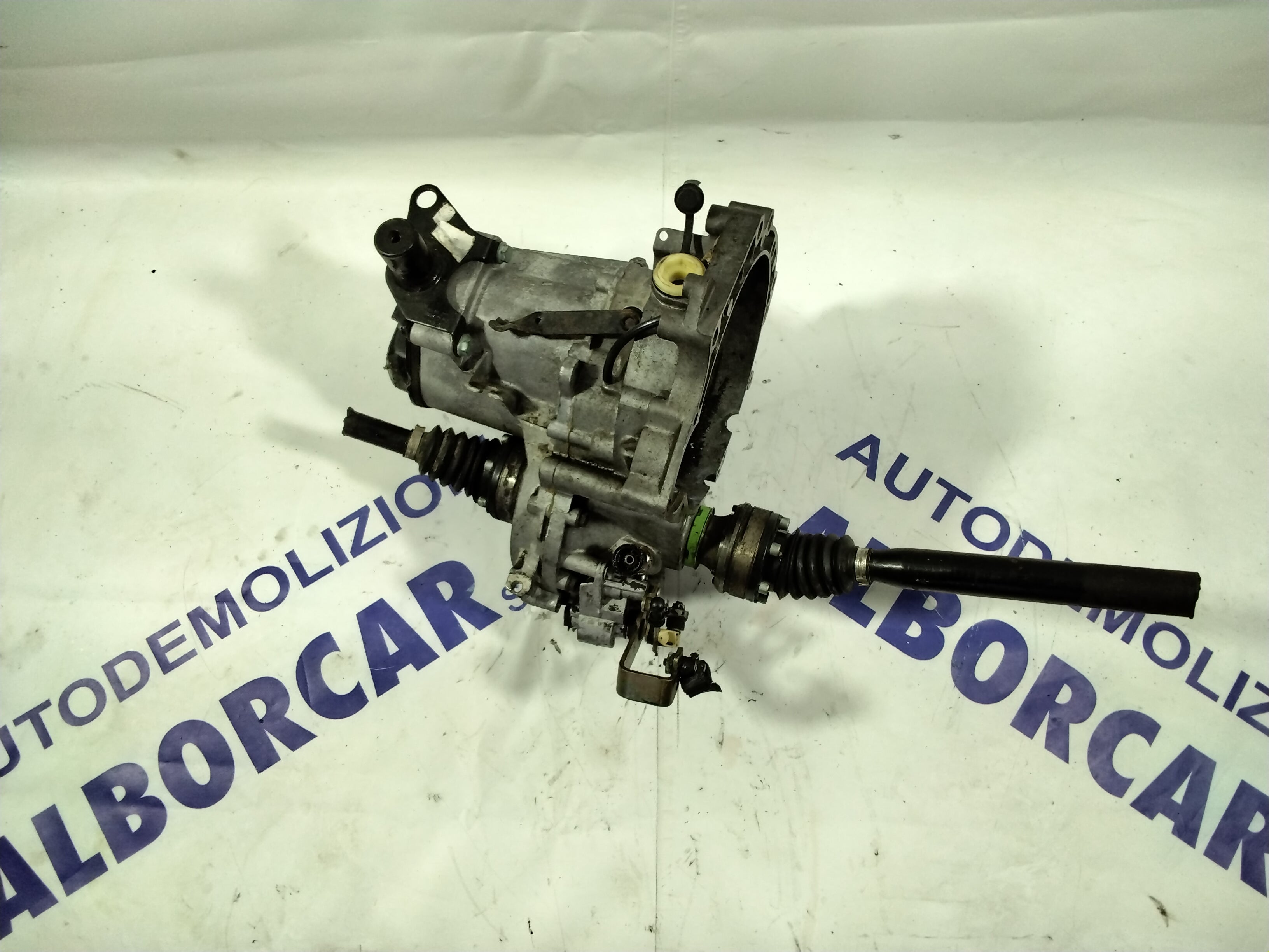 Volkswagen Polo 1.4 petrol 55 kw 5-speed manual gearbox year 2001 code: 085301103 (sf :2)