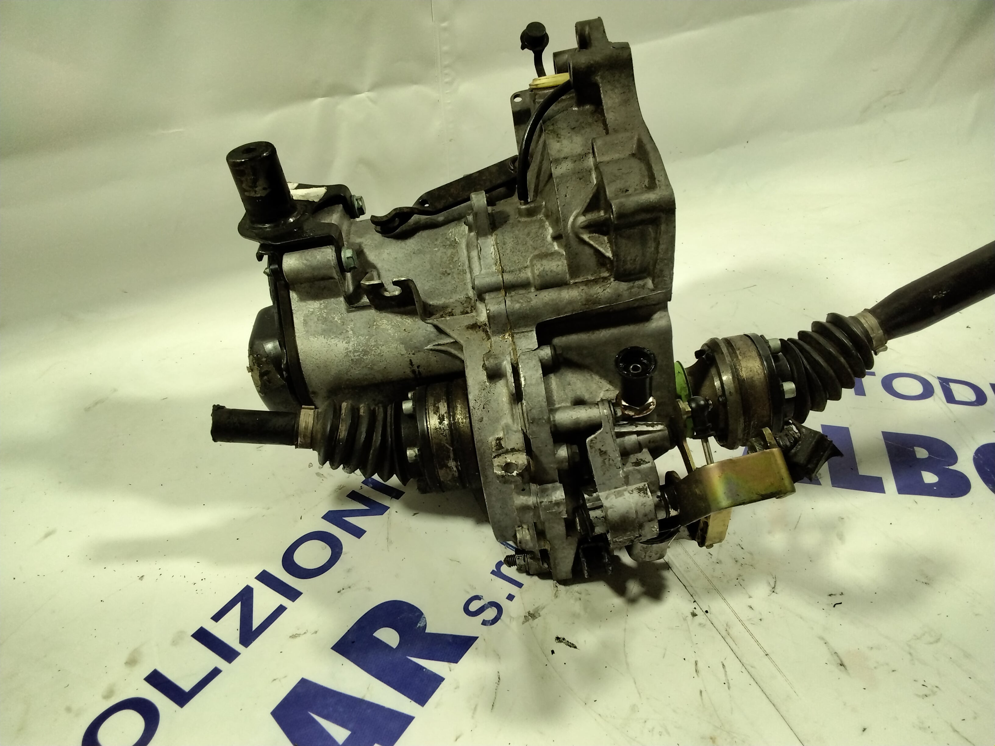 Volkswagen Polo 1.4 petrol 55 kw 5-speed manual gearbox year 2001 code: 085301103 (sf :2)