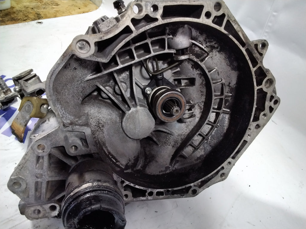 Gearbox Opel Corsa 2 series 1.2 petrol 43 kw year 2002 code: 90400209 (sf2)