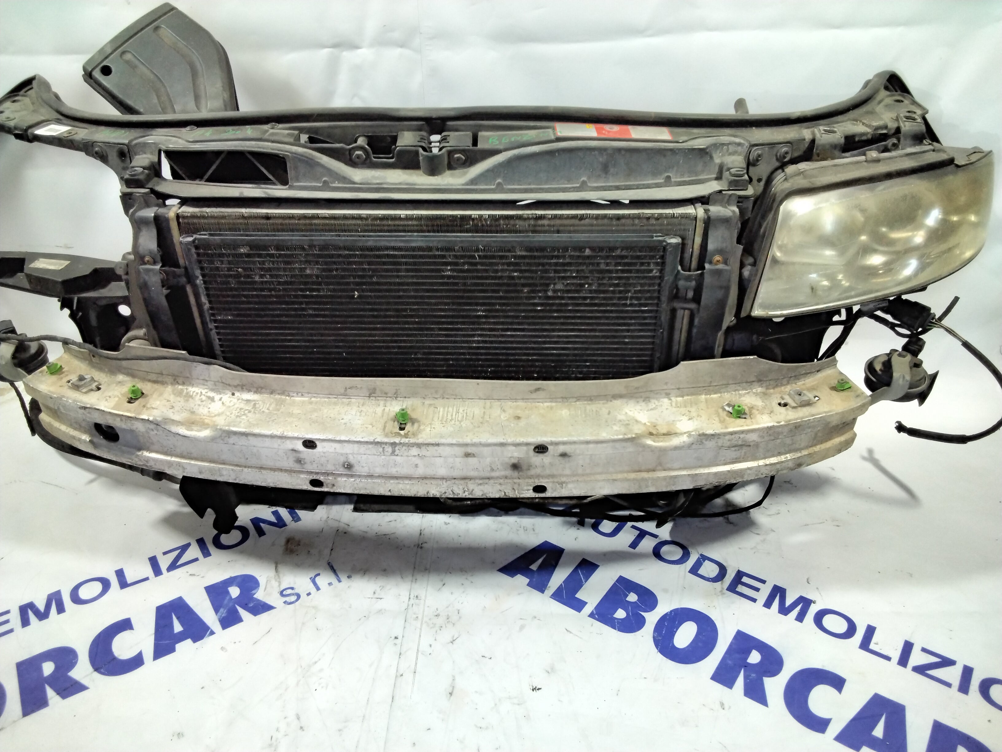Grille (complete) Audi A4 B6 petrol year: 2004 (sf5.p1)