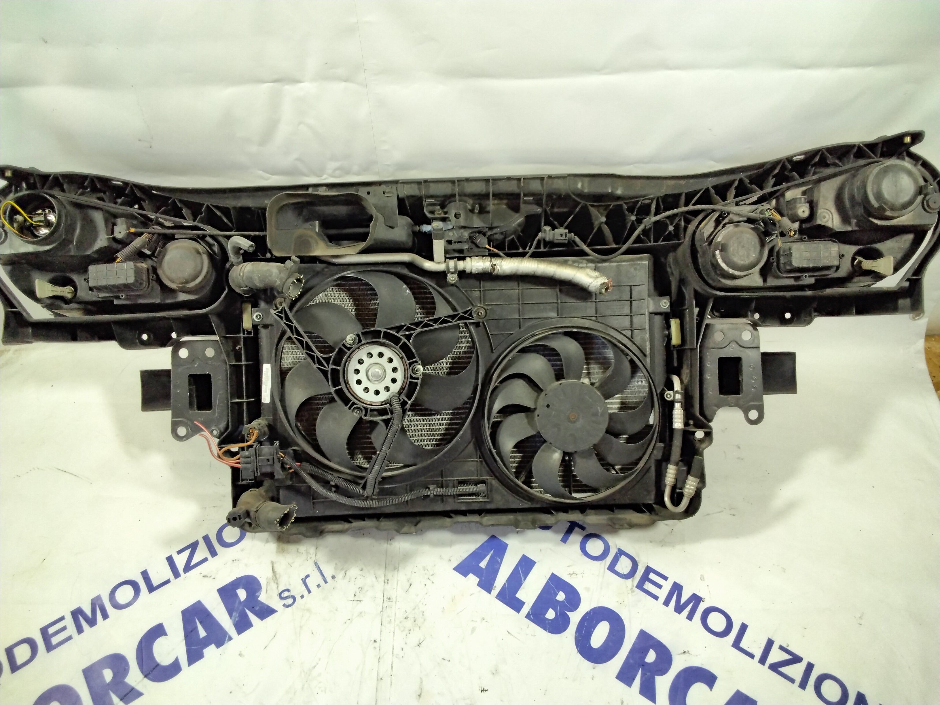 Complete grille Volkswagen Polo 1.4 diesel year: 2005 (sf5.p1)