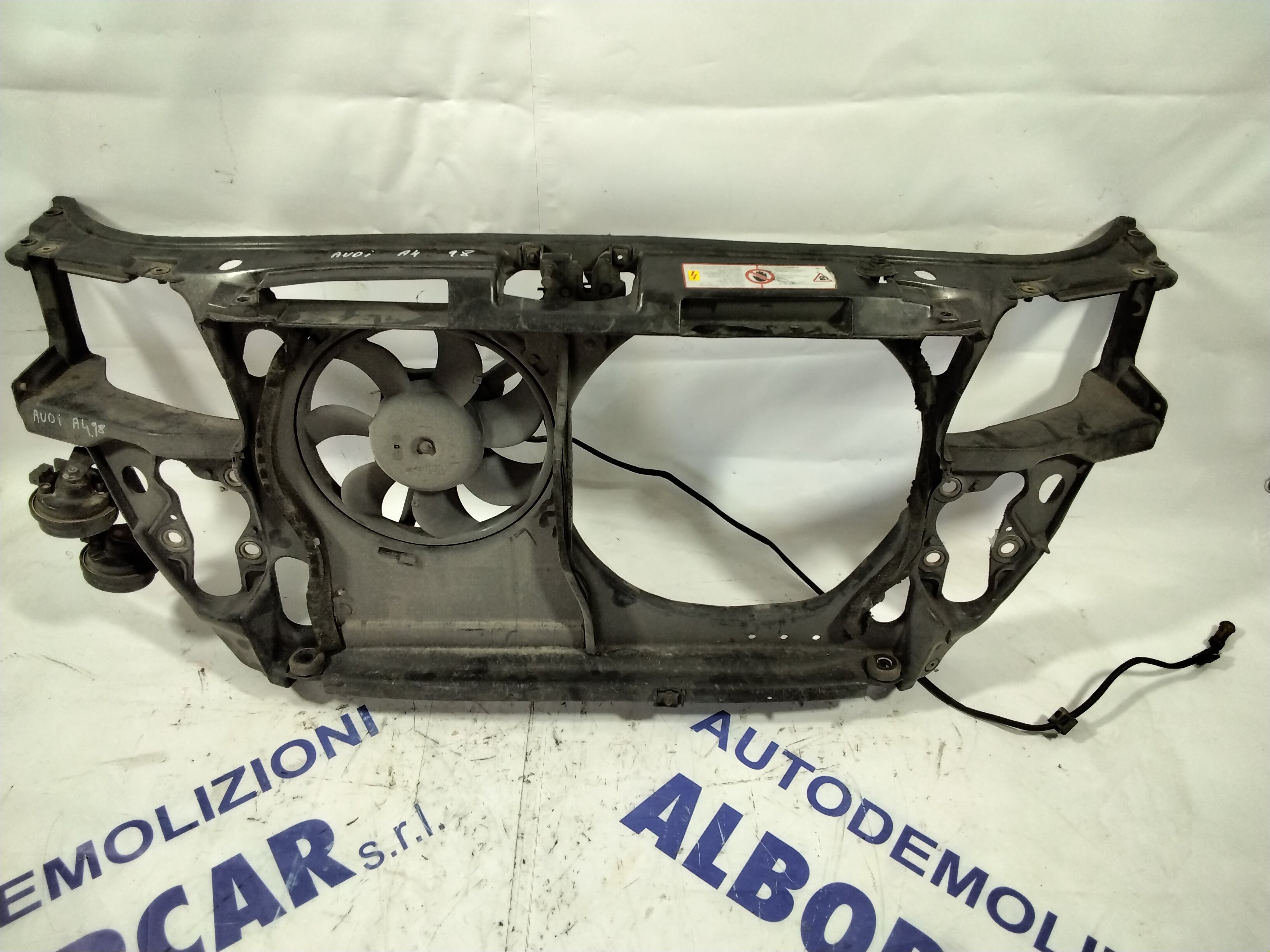 Audi A4 front grille Engine size: 1.9 Tdi Year: 98 (sf5.p2)