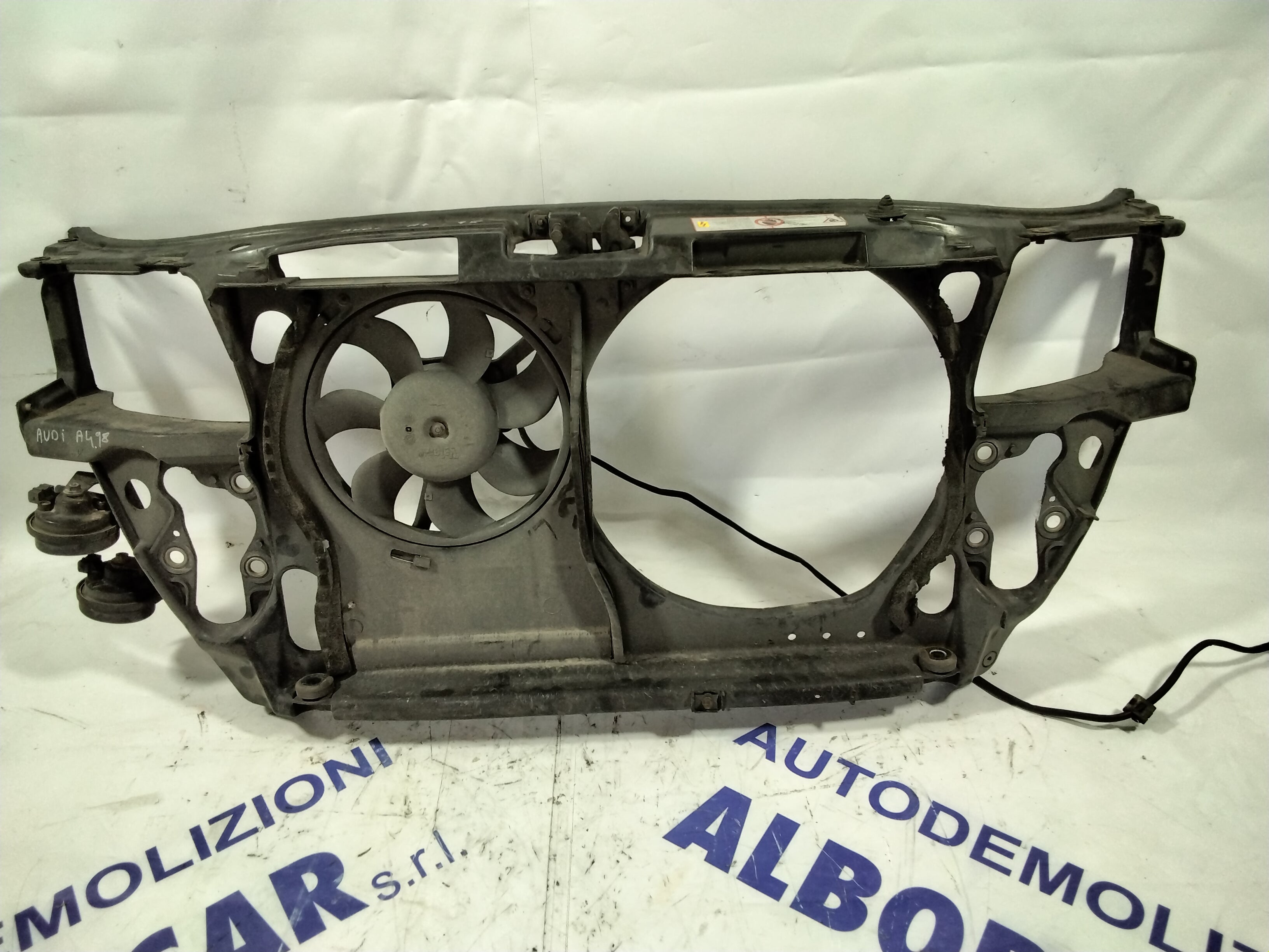 Audi A4 front grille Engine size: 1.9 Tdi Year: 98 (sf5.p2)