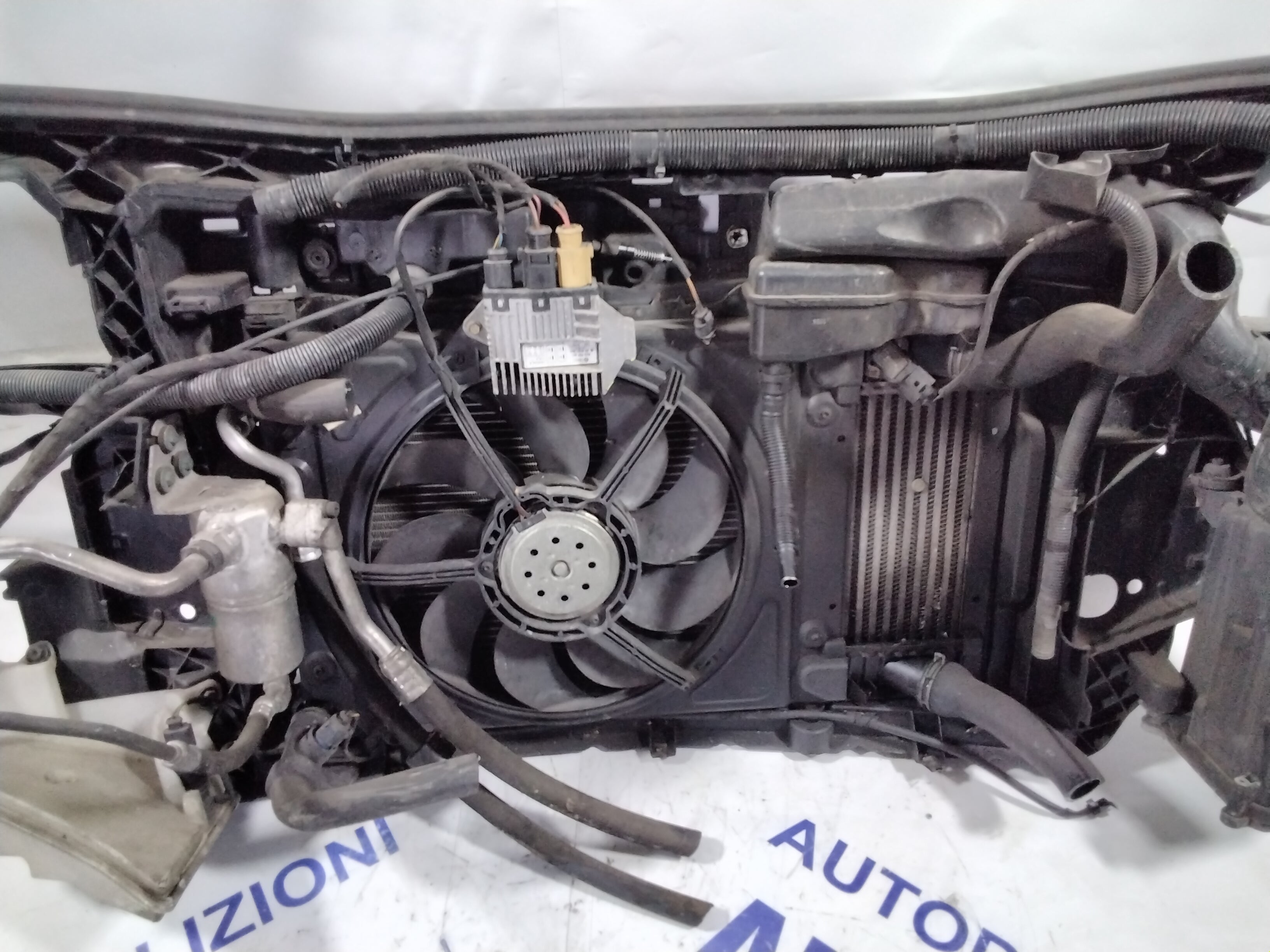 grille (complete) Audi A2 displacement: 1.4 diesel year: 2003 (sf5p1)