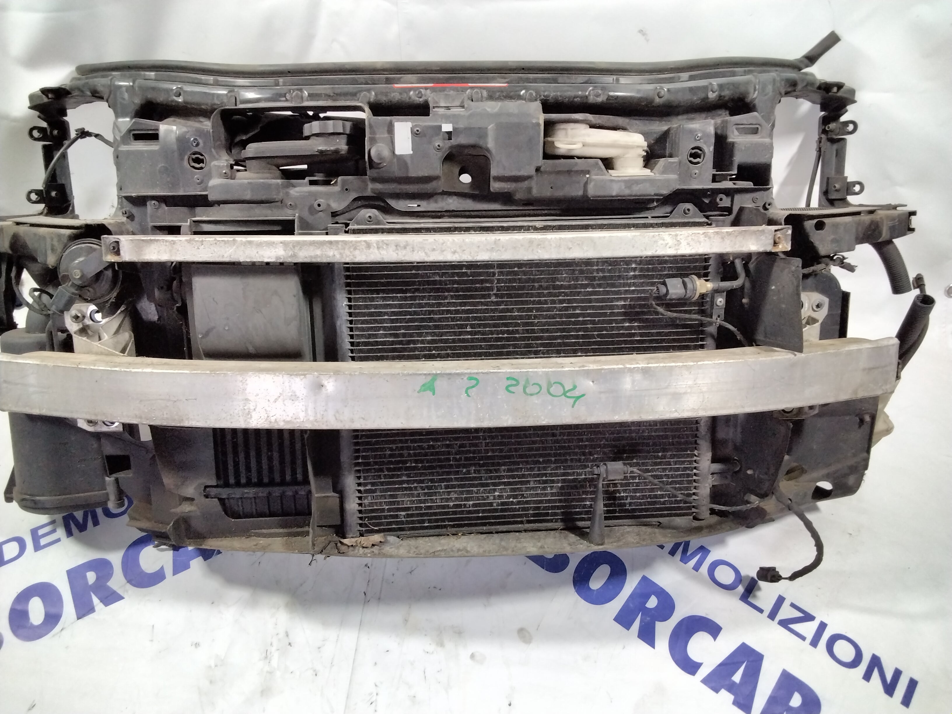 grille (complete) Audi A2 displacement: 1.4 diesel year: 2003 (sf5p1)