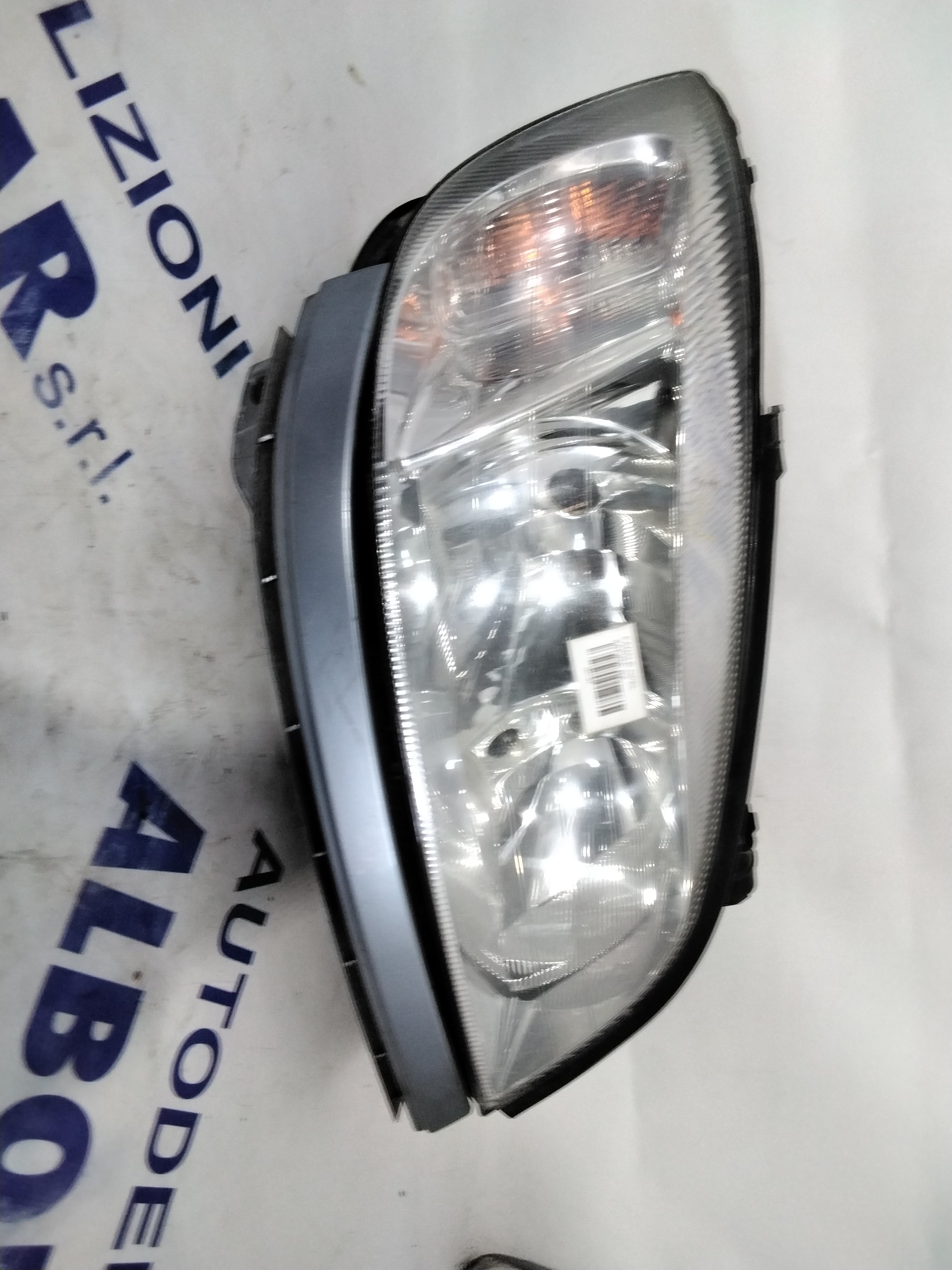 Headlight Opel Zafira right year 2005 code: 89100055 (sf8p4)