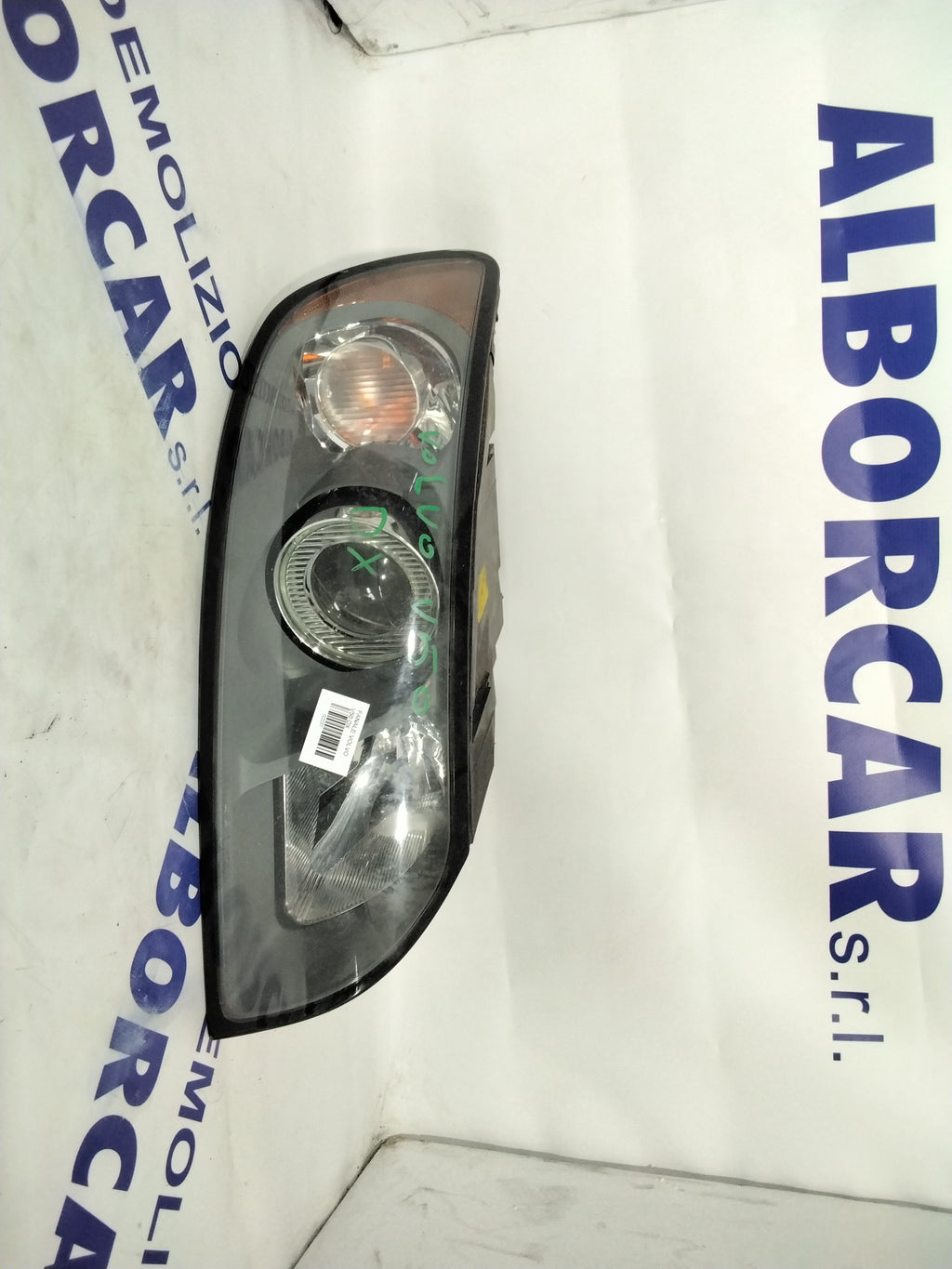 Headlight Volvo V50 right 2005 code: 30698886 (sf8p4)