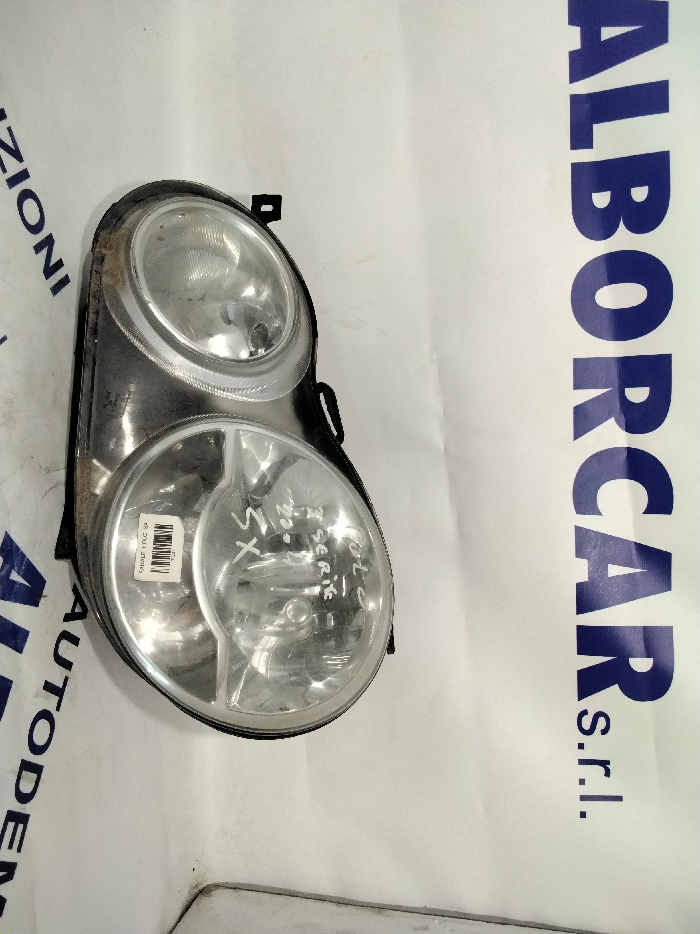 Volkswagen Polo left headlight year 2004 code: 89306835 (sf8p5)