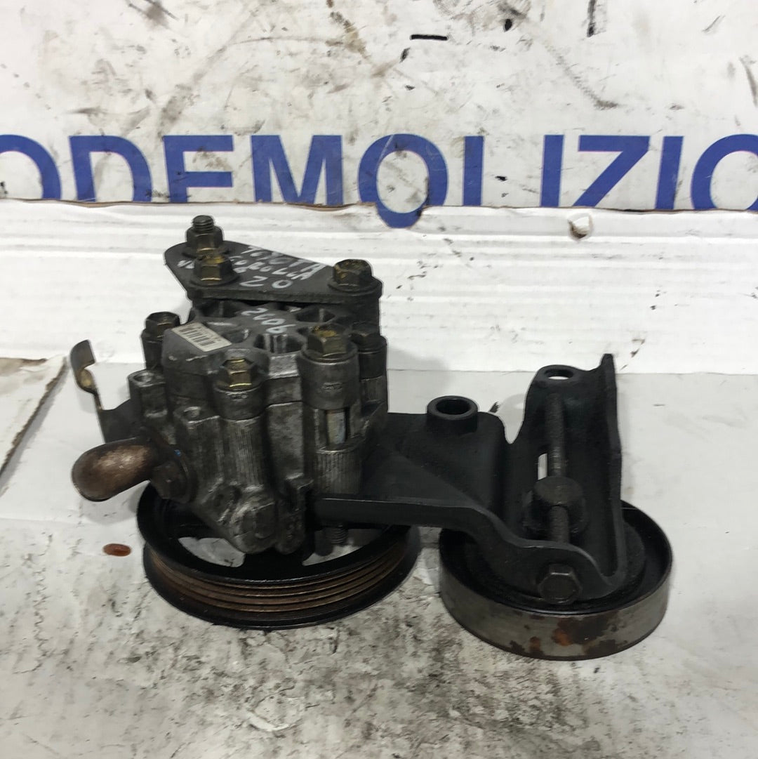 Bomba de dirección asistida Toyota Corolla Verso 2.0 año 2006