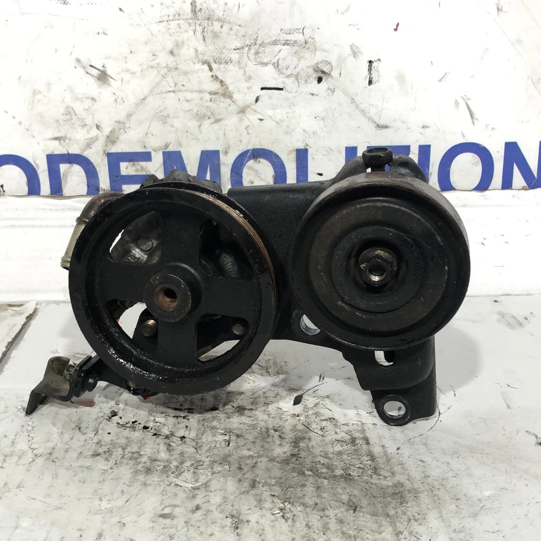 Bomba de dirección asistida Toyota Corolla Verso 2.0 año 2006