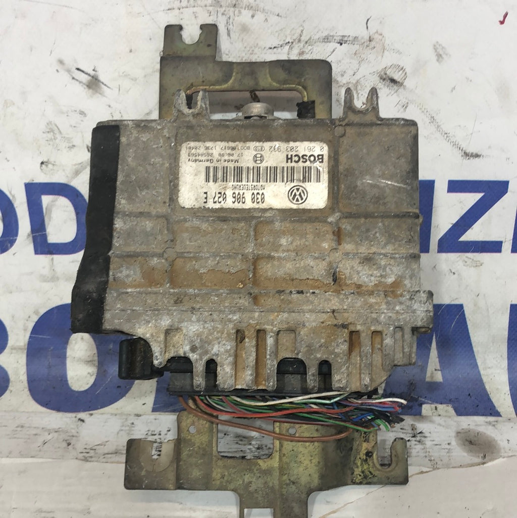 VW Polo 1.0 petrol engine control unit, year 1995, code: 030906027E