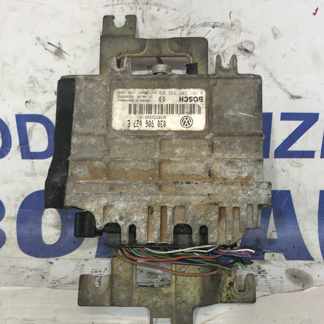 VW Polo 1.0 petrol engine control unit, year 1995, code: 030906027E