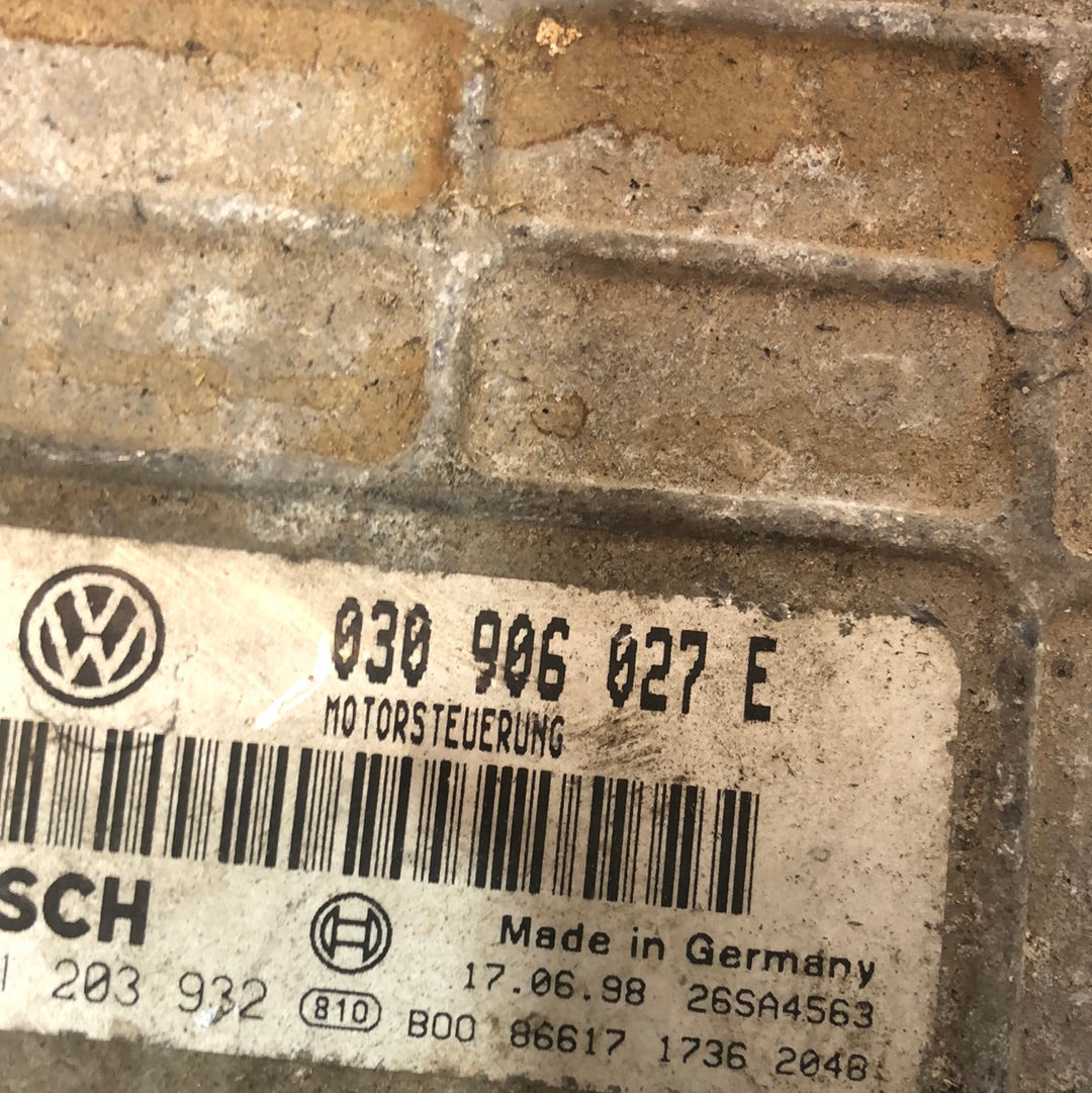 VW Polo 1.0 petrol engine control unit, year 1995, code: 030906027E