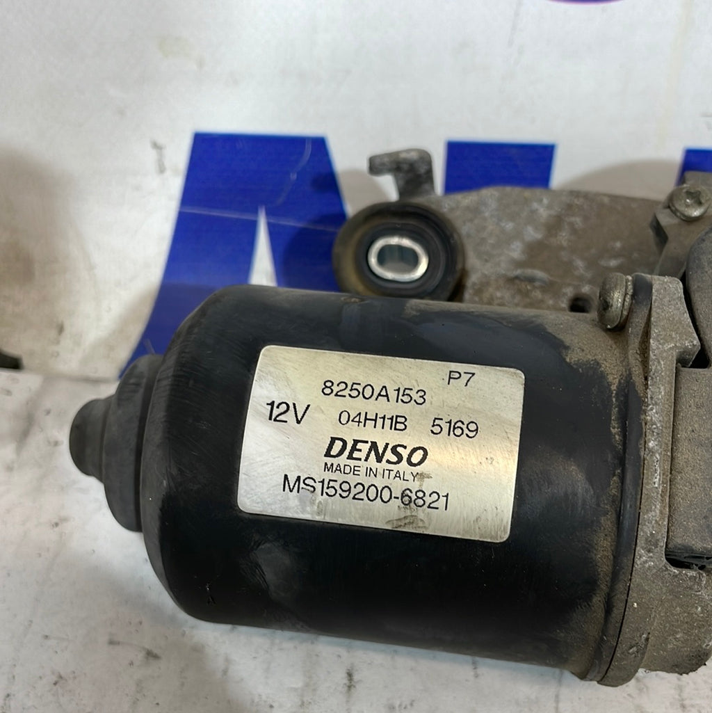 Front wiper motor Mitsubishi Colt code: 8250a153